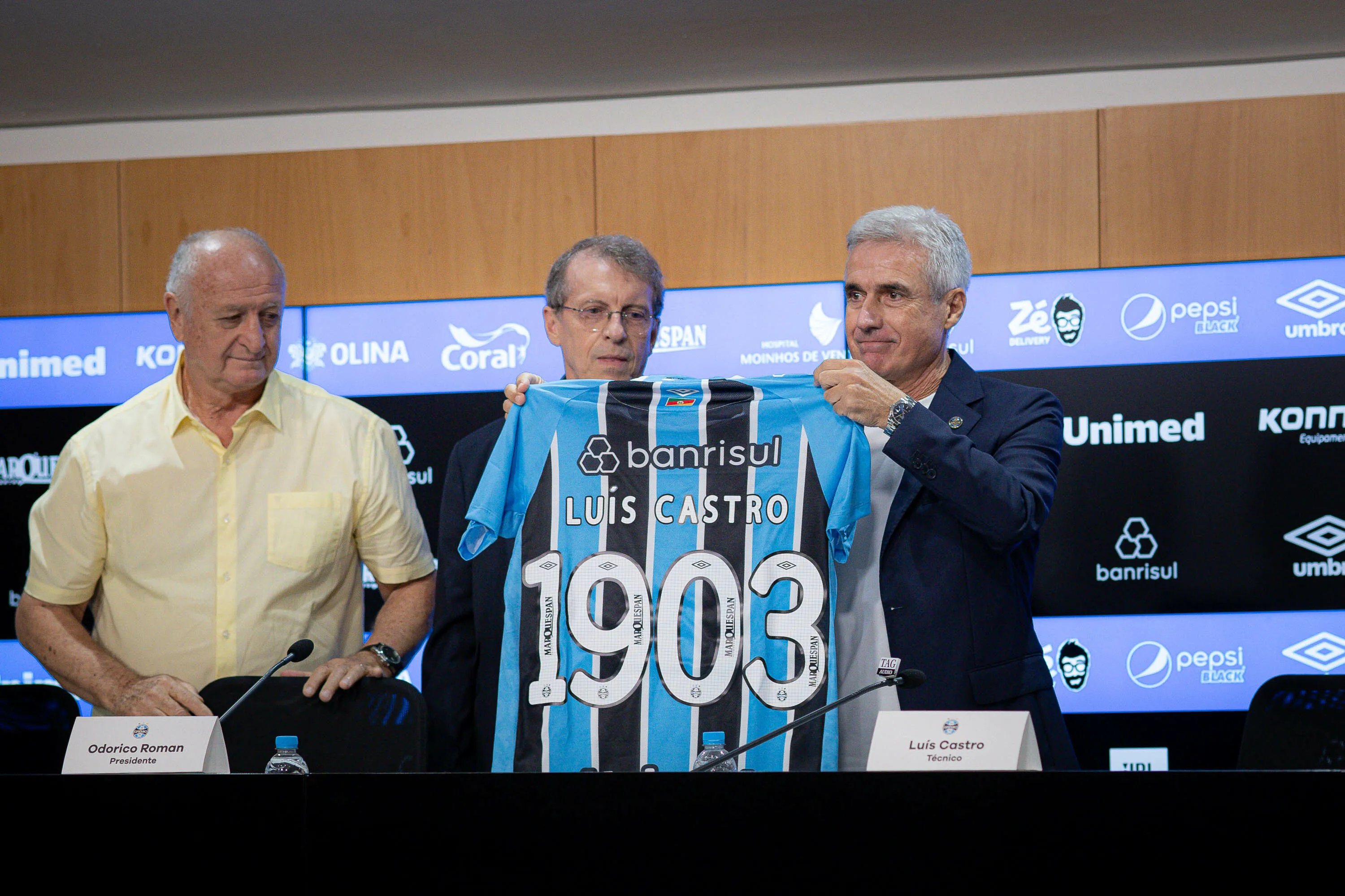 Luis Castro ao lado de Odorico Roman durante sua apresentacao oficial como tecnico do Gremio em coletiva de imprensa realizada no Arena do Gremio. Foto: Maxi Franzoi/AGIF