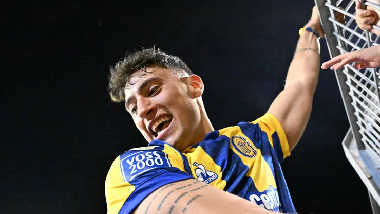 Alejo Véliz comemora com a torcida do Rosario Central. (Photo by Luciano Bisbal/Getty Images)