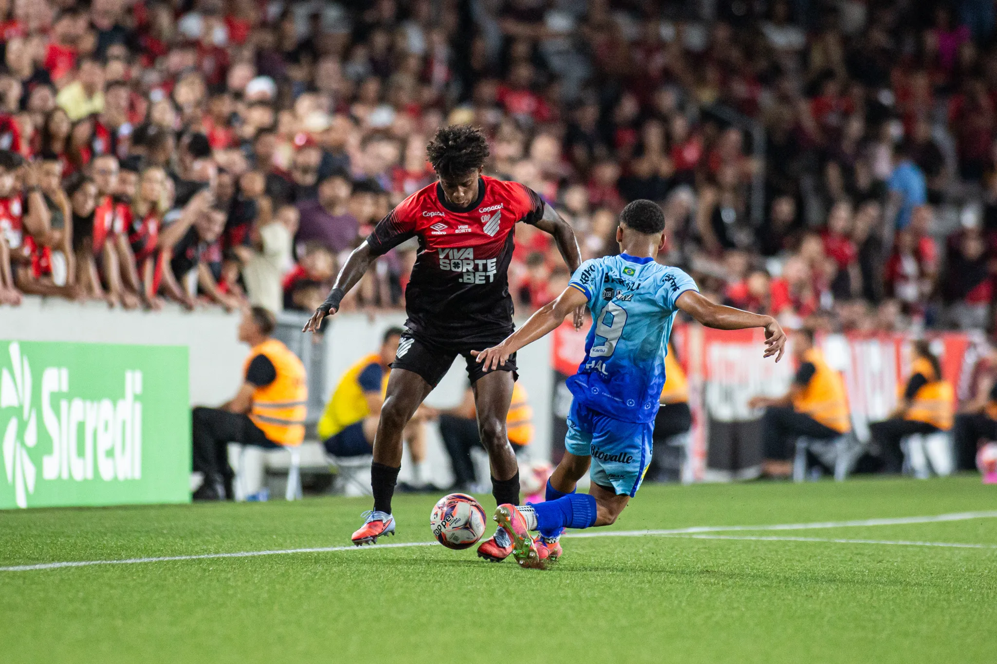 PR – CURITIBA – 08/01/2026 – PARANAENSE 2026, ANDRAUS X ATHLETICO-PR – Bruninho jogador do Athletico-PR durante partida contra o Andraus no estadio Arena da Baixada pelo campeonato Paranaense 2026. Foto: Luis Garcia/AGIF