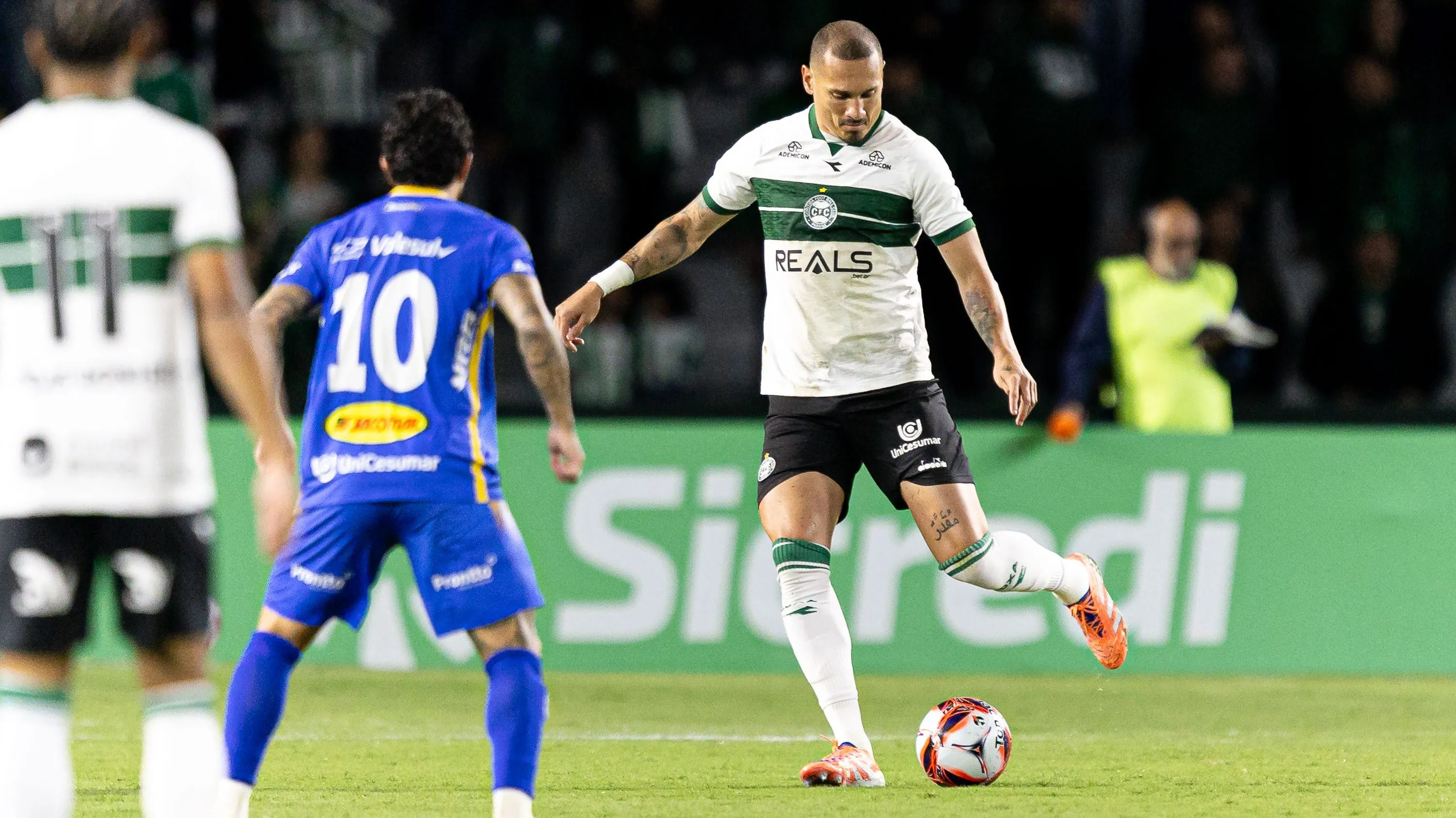 Maicon em campo pelo Coritiba. Foto: Paulo De Tarso/AGIF