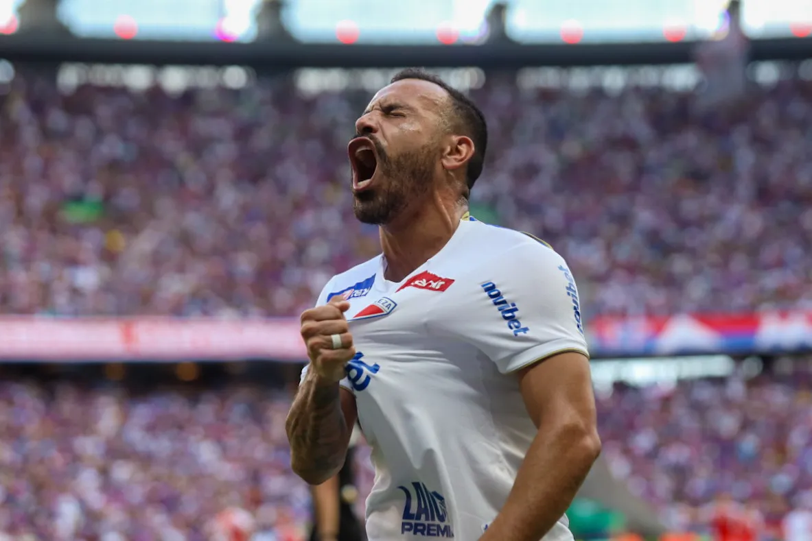 Moisés fechou com o Santos – Foto: Lucas Emanuel/AGIF.