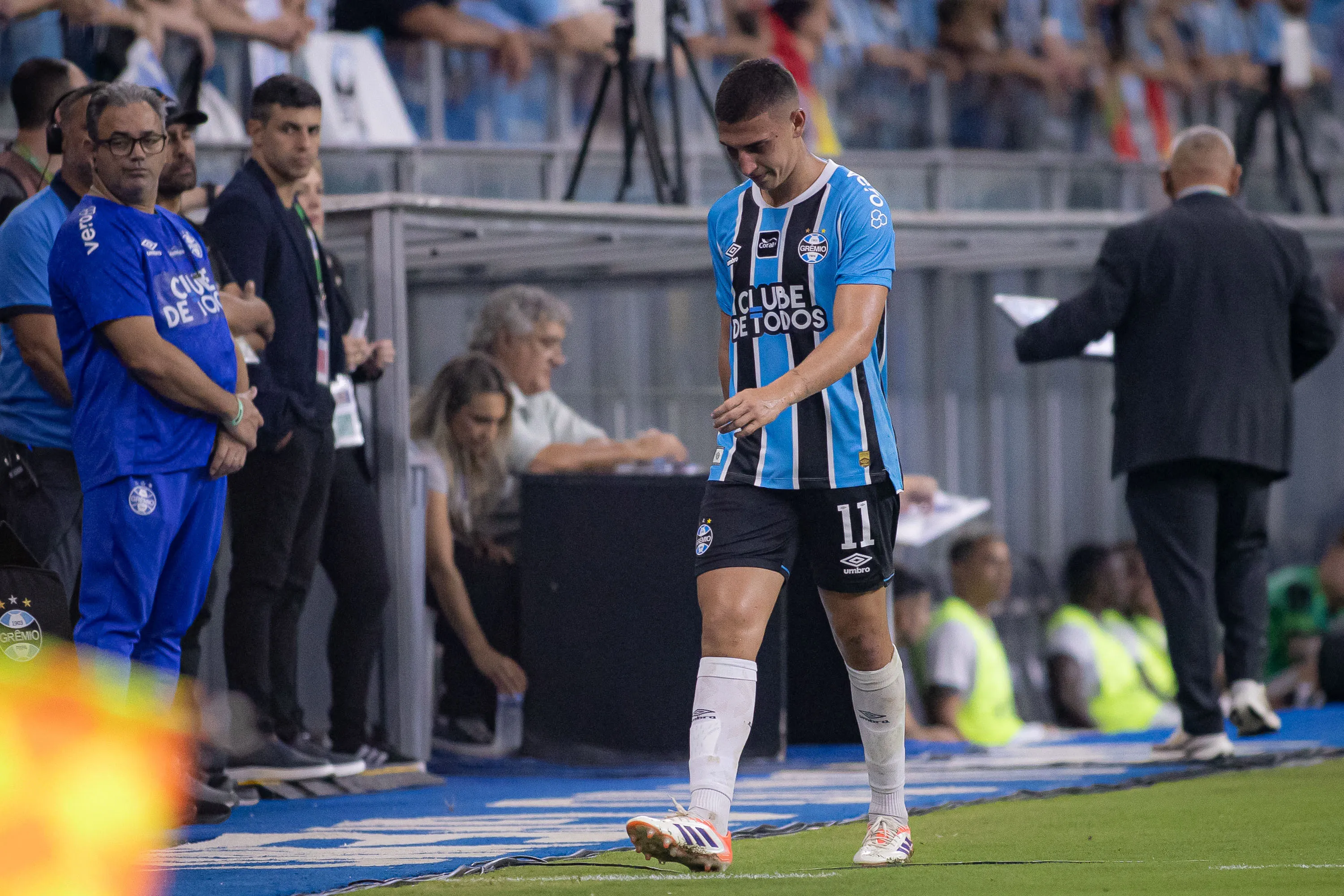 Monsalve saindo lesionado em Grêmio x Botafogo pelo campeonato Brasileiro A 2026. Foto: Maxi Franzoi/AGIF