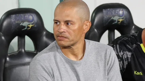 Alex De Souza tecnico do Operario durante partida contra o Athletico-PR no estadio Arena da Baixada pelo campeonato Paranaense 2026. Foto: Robson Mafra/AGIF
