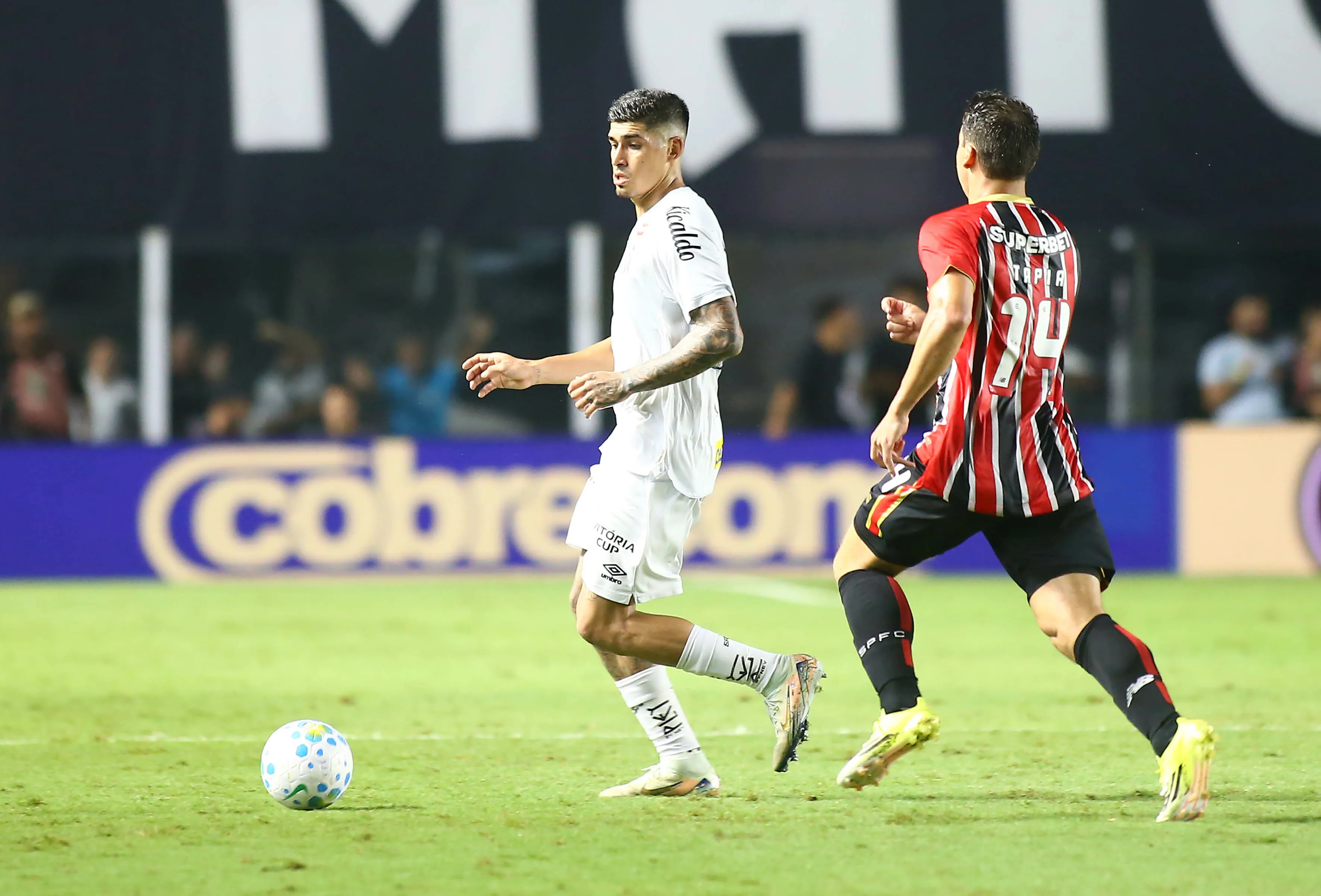 Adonis Frias será desfalque contra o Noroeste – Foto: Mauricio De Souza/AGIF.