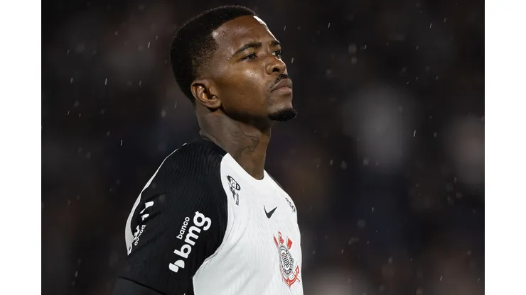 CACA jogador do Corinthians durante execucao do hino nacional antes da partida contra o Bragantino no estadio Cicero De Souza Marques pelo campeonato Paulista 2026. Foto: Joisel Amaral/AGIF