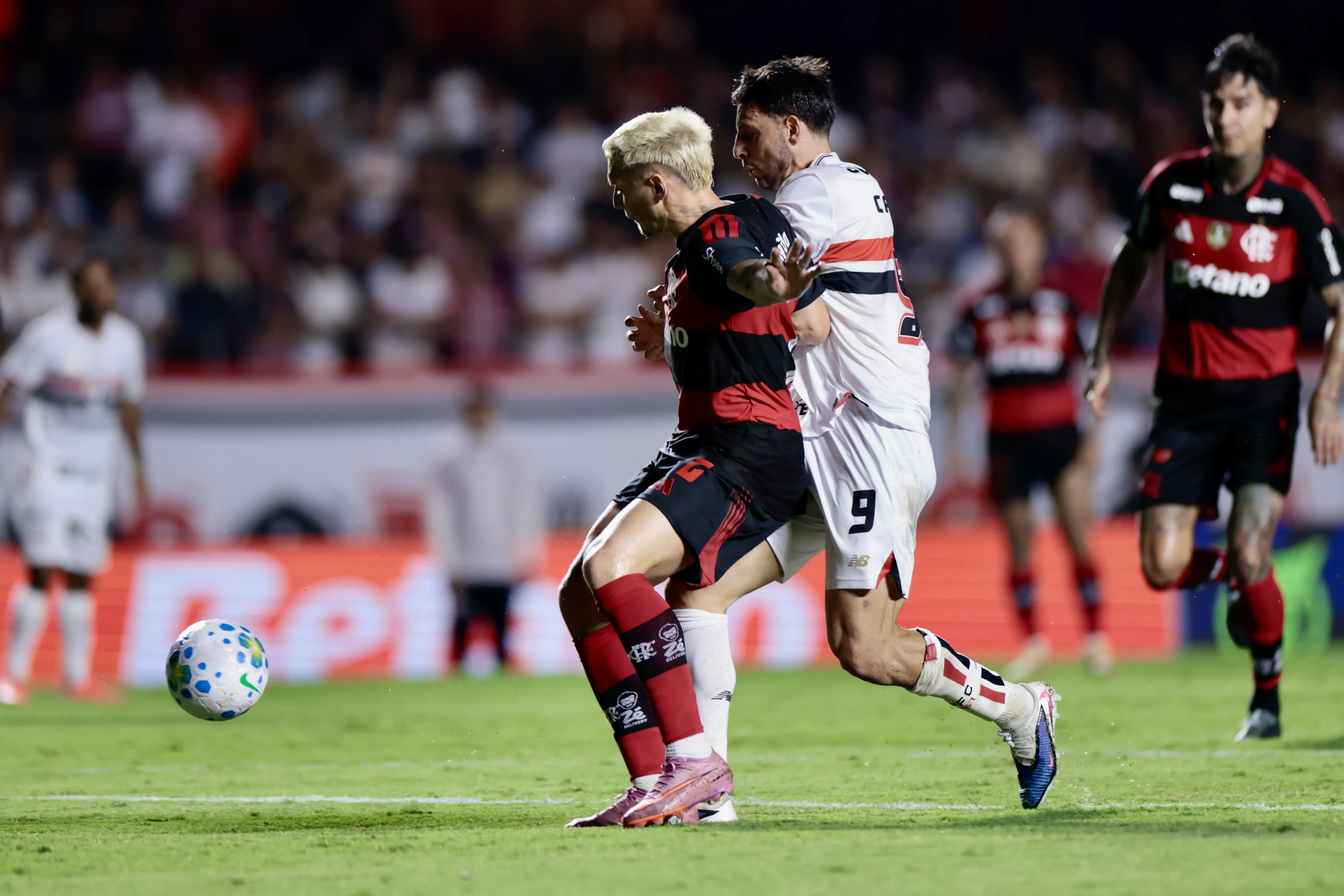 Calleri jogador do Sao Paulo disputa lance com Varela jogador do Flamengo durante partida no estadio Morumbi pelo campeonato Brasileiro A 2026. Foto: Marcello Zambrana/AGIF