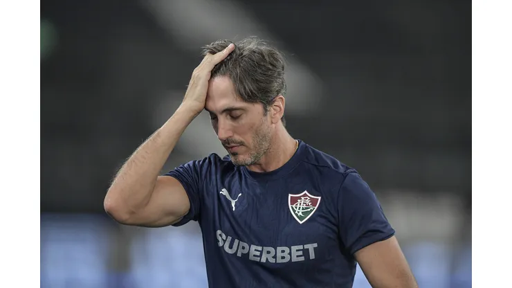Luis Zubeldia tecnico do Fluminense durante partida contra o Botafogo no estadio Engenhao pelo campeonato Carioca 2026. Foto: Thiago Ribeiro/AGIF