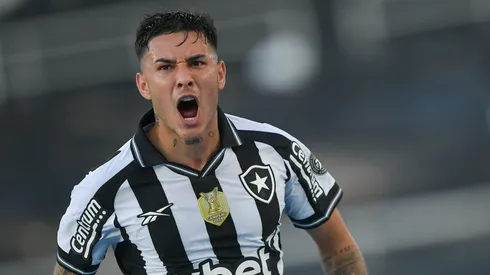  Mateo Ponte jogador do Botafogo comemora seu gol durante partida contra o Fortaleza no estadio Engenhao pelo campeonato Brasileiro A 2025. Foto: Thiago Ribeiro/AGIF
