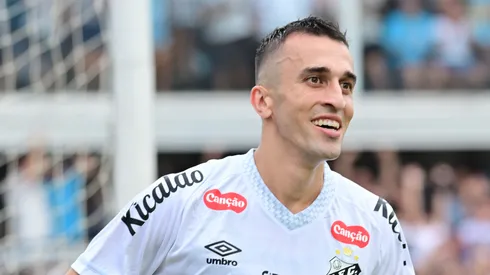 João Schmidt jogador do Santos comemora seu gol durante partida contra o Cruzeiro no estádio Vila Belmiro pelo campeonato Brasileiro A 2025. Foto: Jota Erre/AGIF