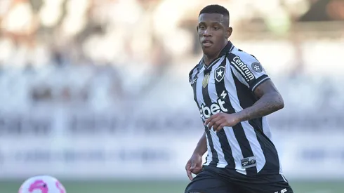 Danilo jogador do Botafogo durante partida contra o Santos no estadio Engenhao pelo campeonato Brasileiro A 2025.