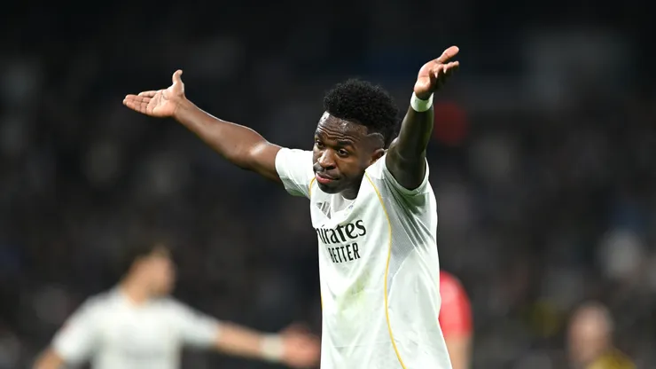 Vinicius Junior, do Real Madrid, reage durante a partida da LaLiga EA Sports entre Real Madrid CF e Rayo Vallecano de Madrid no Estádio Santiago Bernabéu, em 1 de fevereiro de 2026, em Madri, Espanha. (Foto de Denis Doyle/Getty Images)