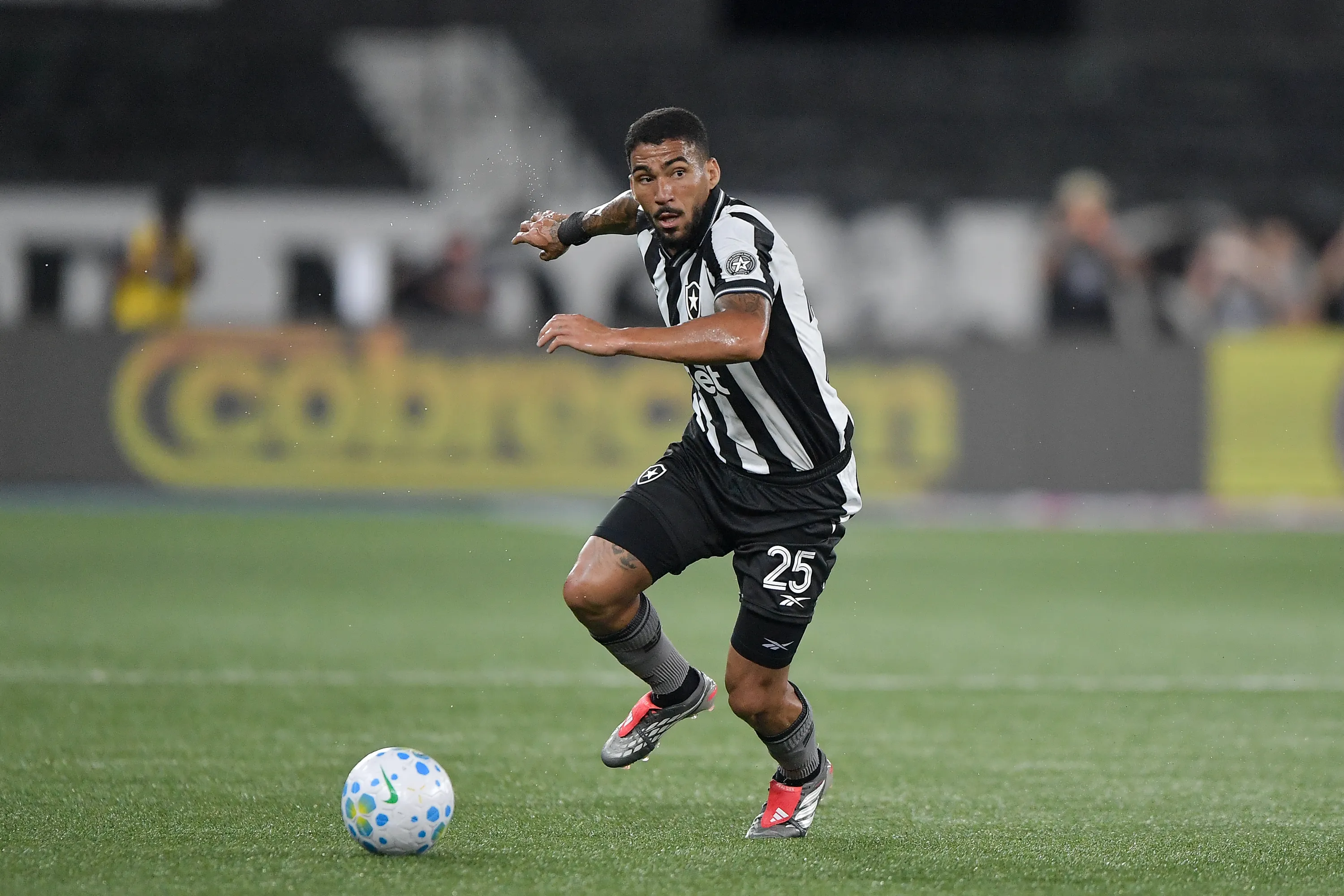 Allan entrou na mira do Galo – Foto: Thiago Ribeiro/AGIF.
