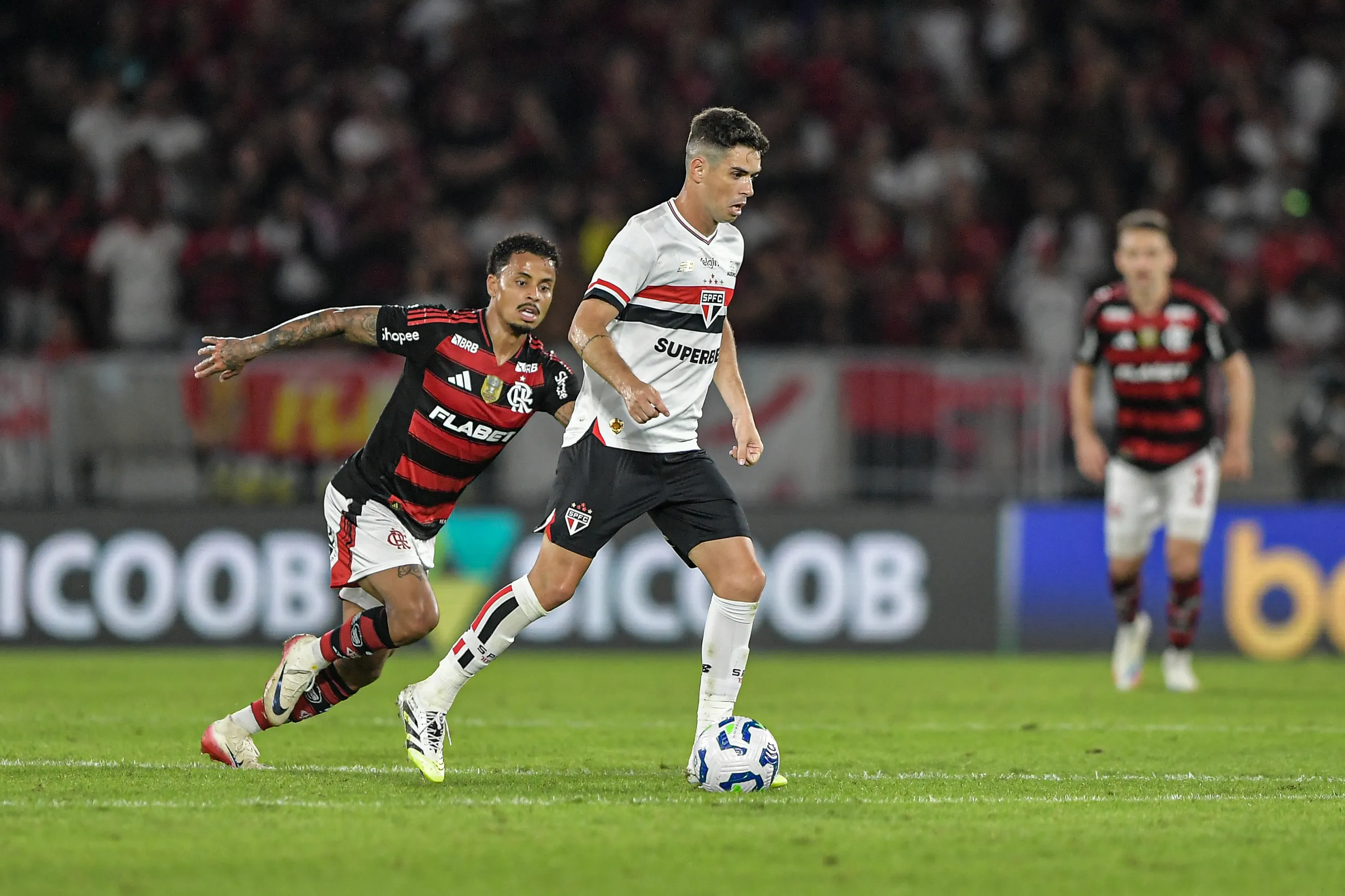 RJ – RIO DE JANEIRO – 12/07/2025 – BRASILEIRO A 2025, FLAMENGO X SAO PAULO – Oscar jogador do Sao Paulo durante partida contra o Flamengo no estadio Maracana pelo campeonato Brasileiro A 2025. Foto: Thiago Ribeiro/AGIF