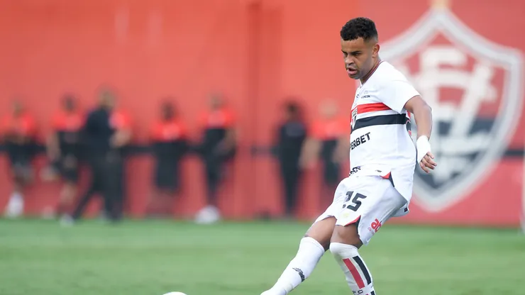 Alisson jogador do Sao Paulo durante partida contra o Vitoria no estadio Barradao pelo campeonato Brasileiro A 2025.