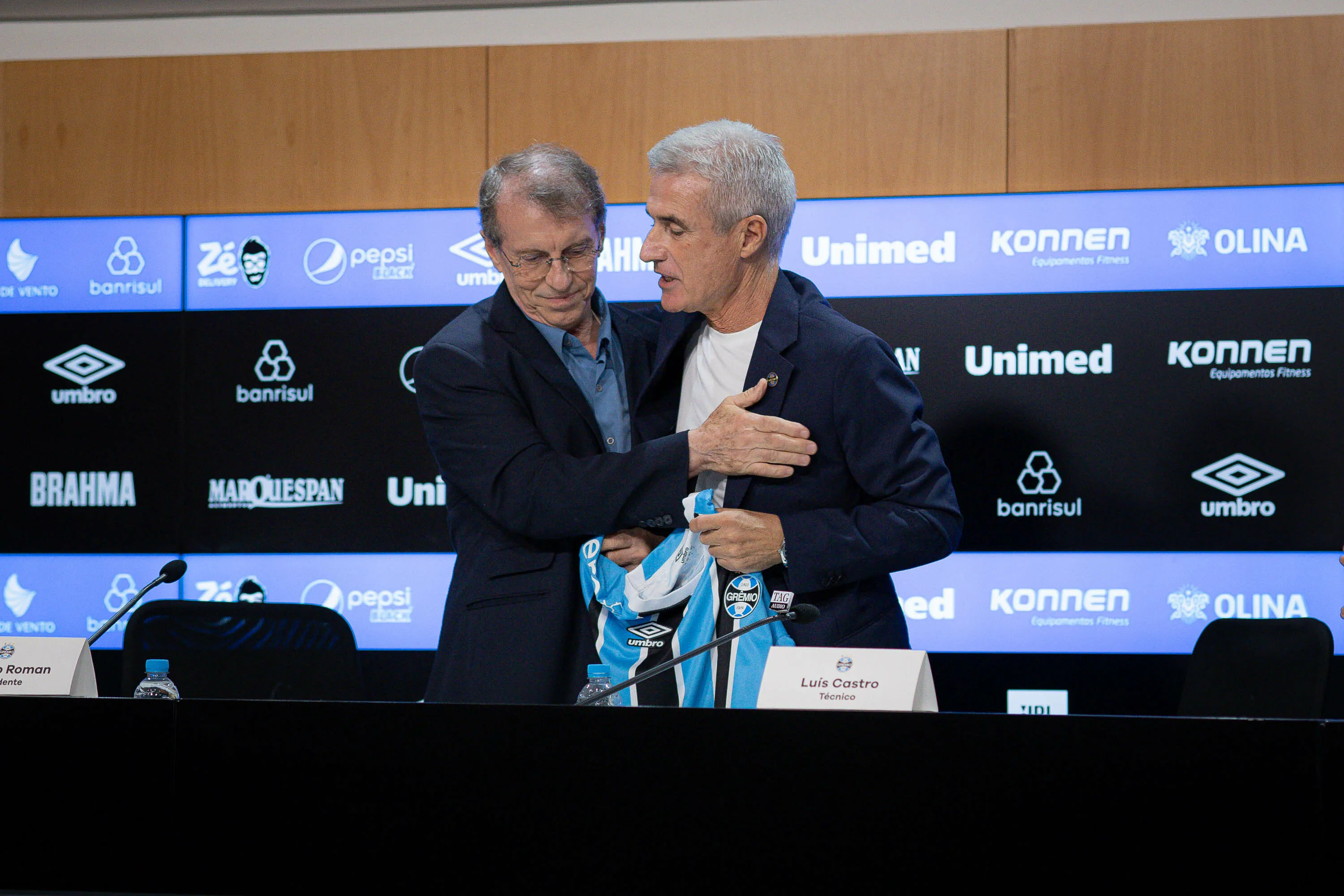 Tricolor busca lateral-direito – Foto: Maxi Franzoi/AGIF.