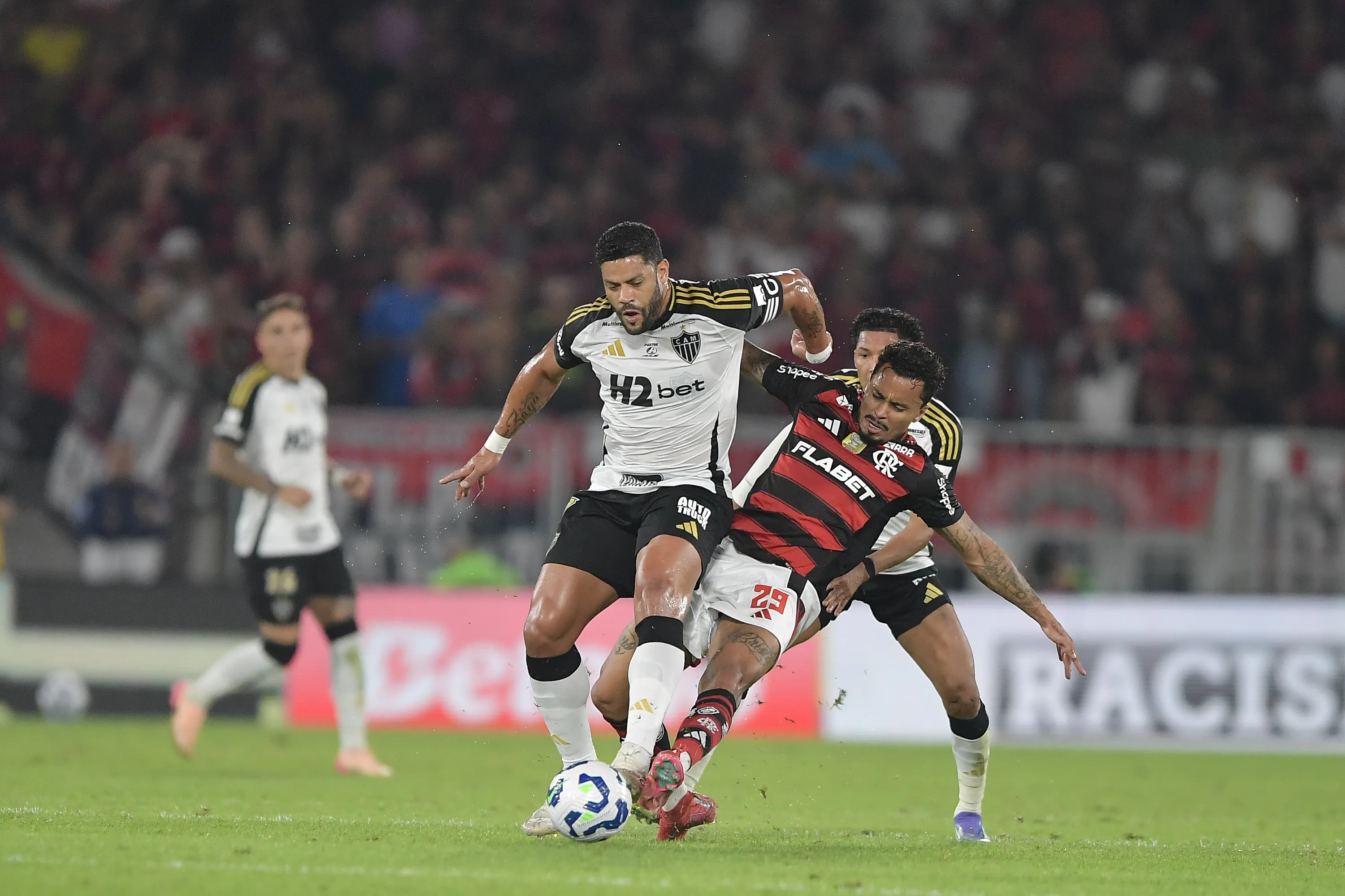 Allan jogador do Flamengo disputa lance com Hulk jogador do Atletico-MG durante partida no estadio Maracana pelo campeonato Brasileiro A 2025. Foto: Thiago Ribeiro/AGIF
