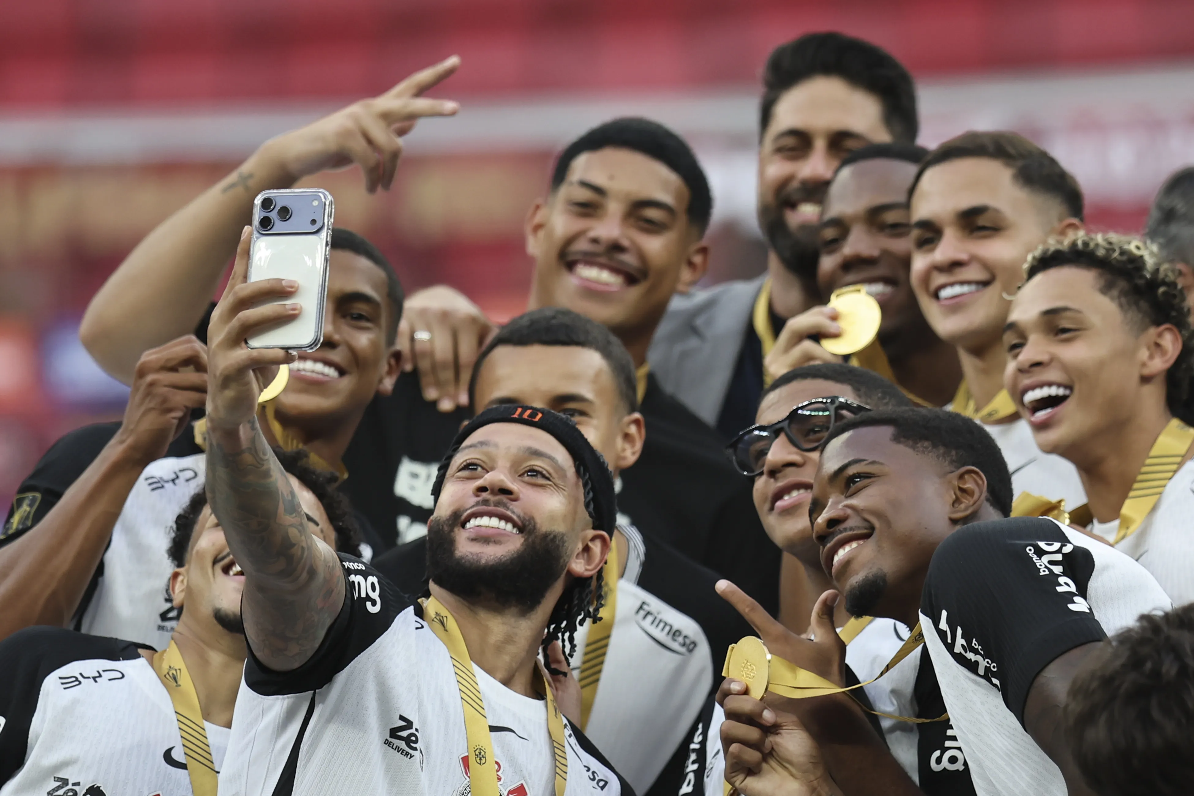 Memphis Depay do Corinthians comemora titulo de campeão apos partida contra o Flamengo no estadio Mane Garrincha pela decisão do campeonato Super Copa Do Rei 2026. Foto: Mateus Bonomi/AGIF