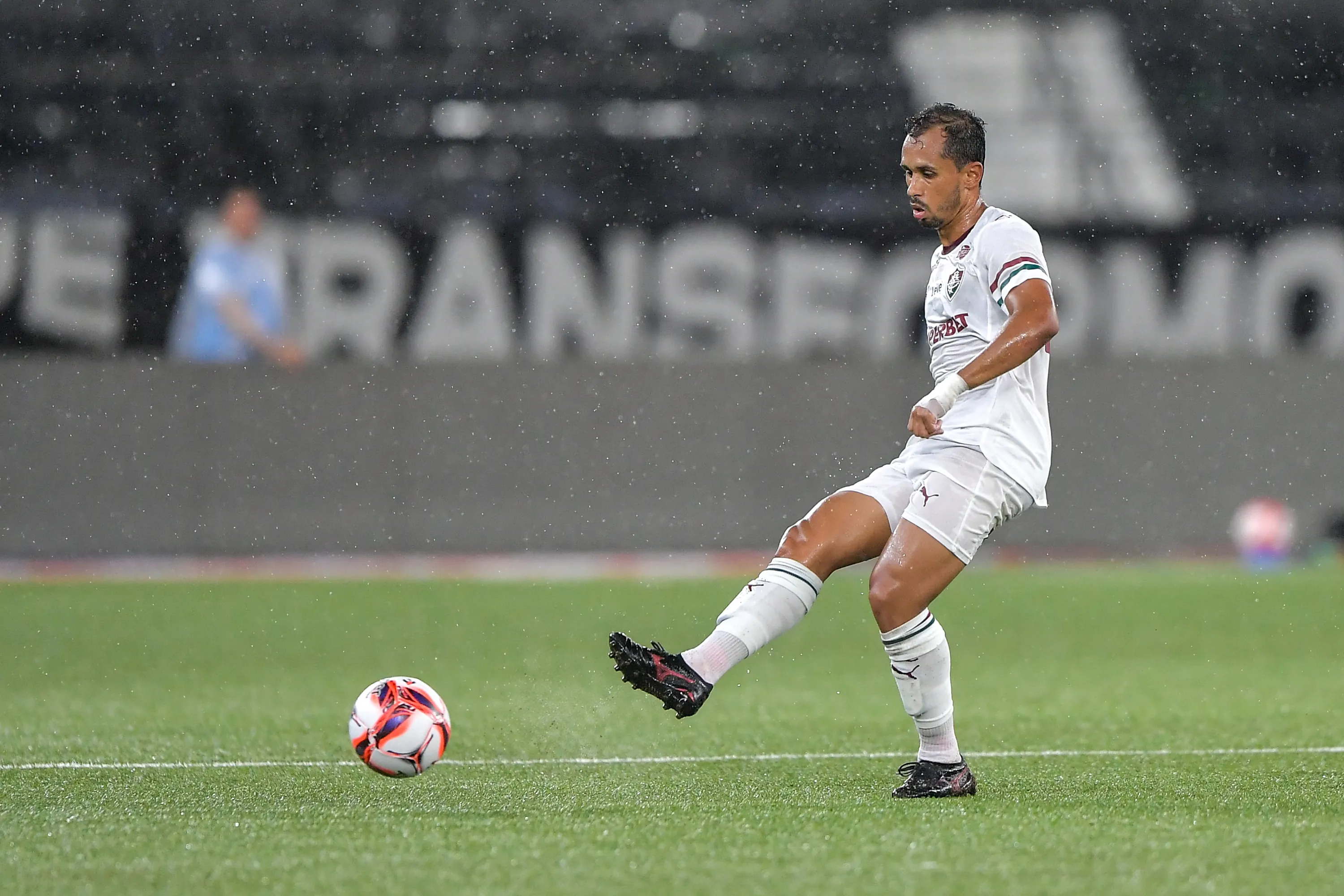 Lima jogador do Fluminense durante partida contra o Botafogo no estadio Engenhao pelo campeonato Carioca 2026. Foto: Thiago Ribeiro/AGIF