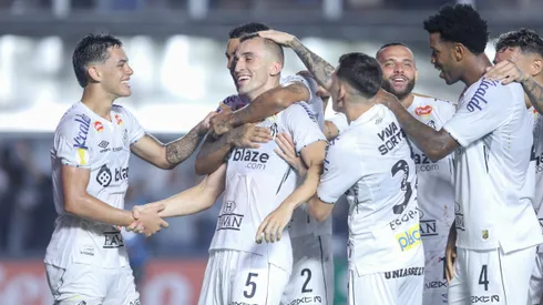 Jogadores do Santos contra o Bragantino no Campeonato Paulista de 2025.
