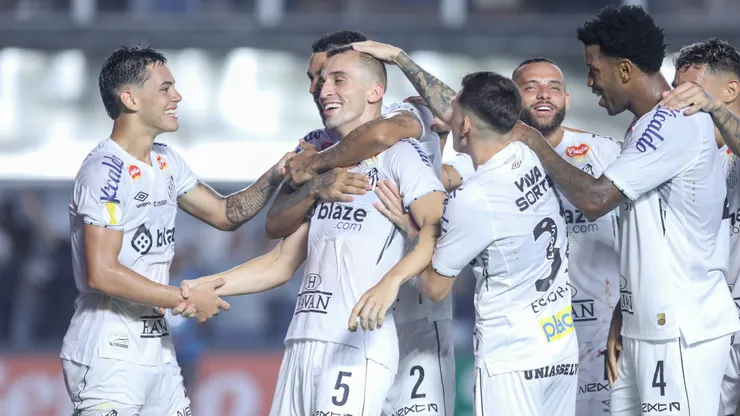 Jogadores do Santos contra o Bragantino no Campeonato Paulista de 2025.