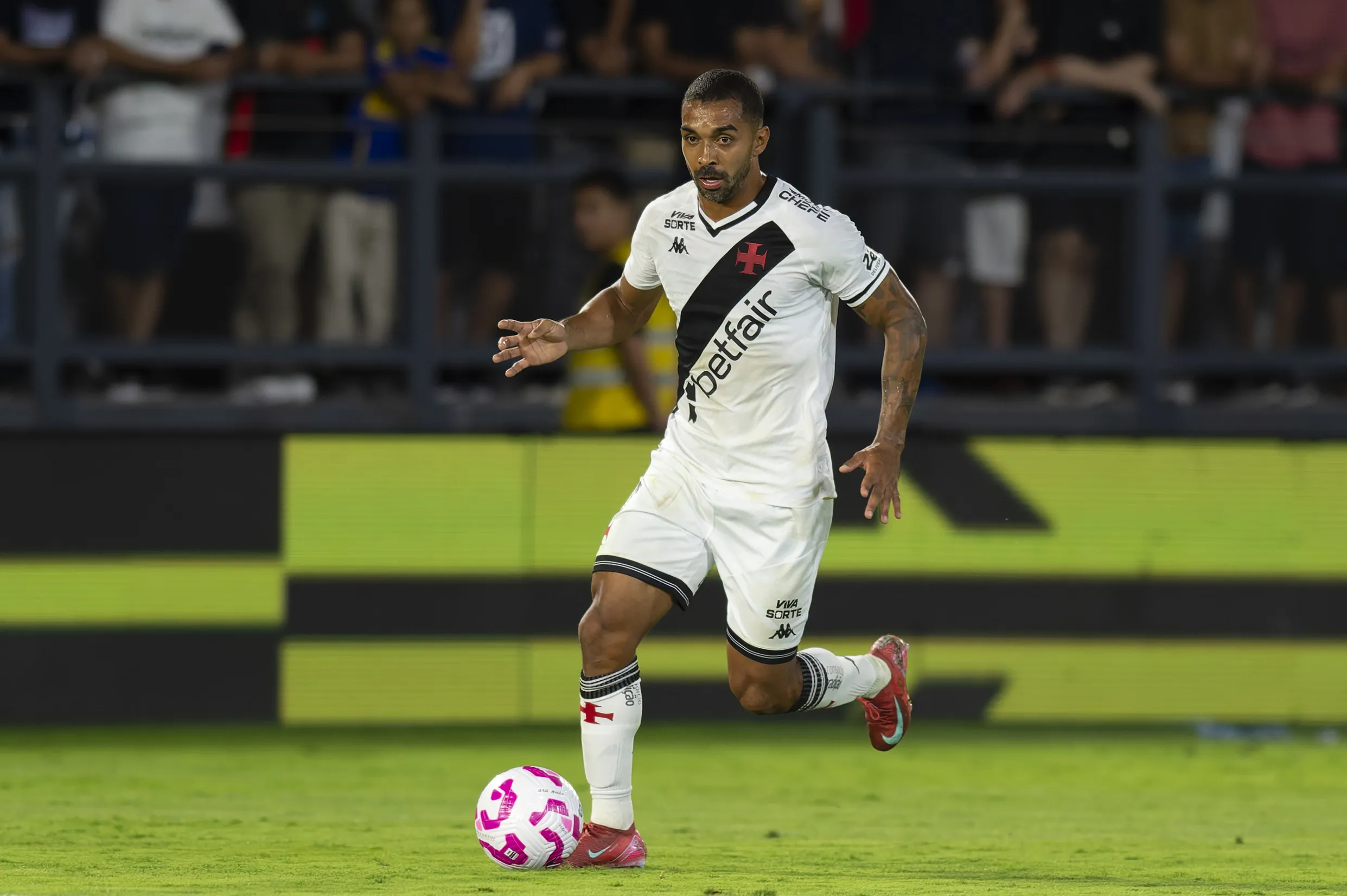 Paulo Henrique pode ser negociado pelo Vasco – Foto: Anderson Romao/AGIF.