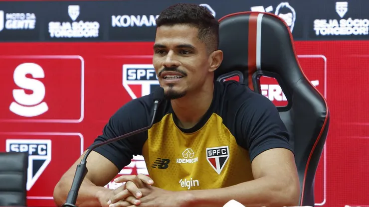 Foto: Divulgação/São Paulo - Lucas Ramon durante coletiva de apresentação no São Paulo.