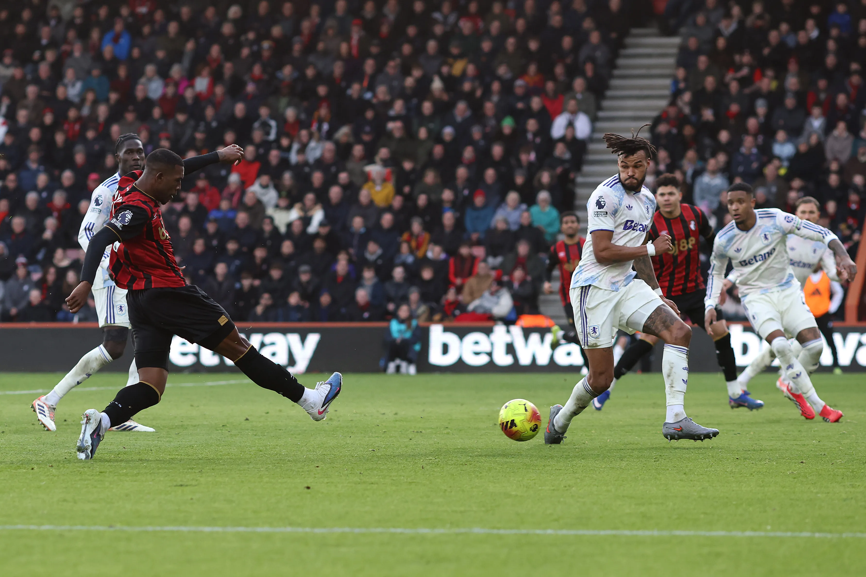 Primeiro gol de Rayan na Premier League. Foto: Charlie Crowhurst/Getty Images