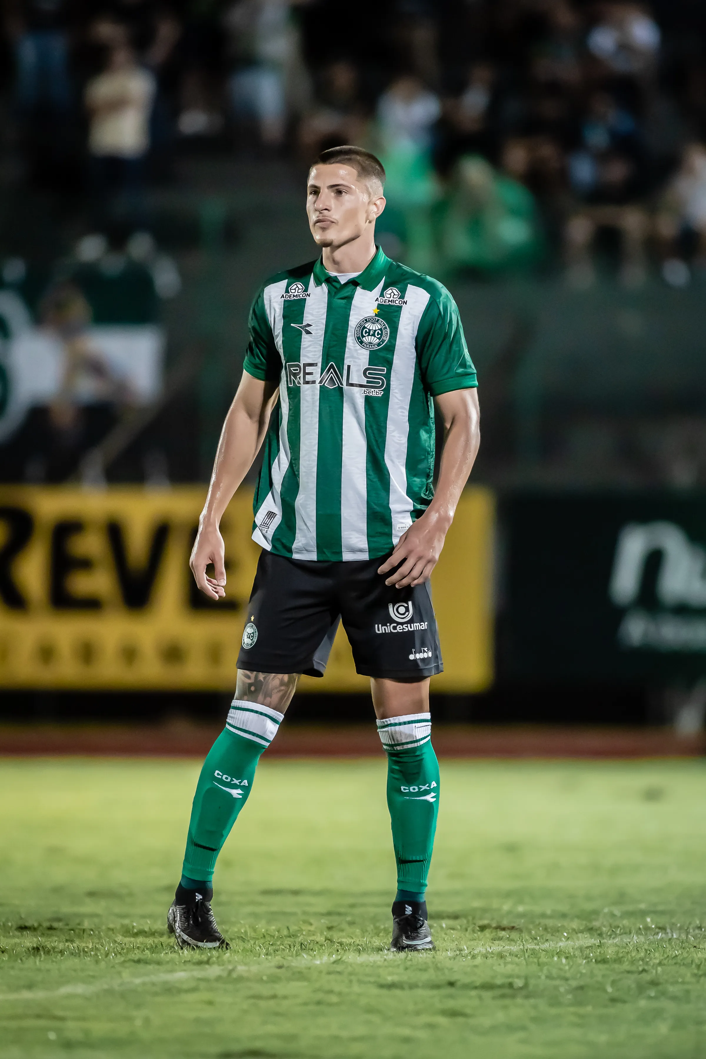 Tiago Coser jogador do Coritiba durante partida contra o Maringa no estadio Willie Davids pelo campeonato Paranaense 2026. Foto: Fernando Teramatsu/AGIF