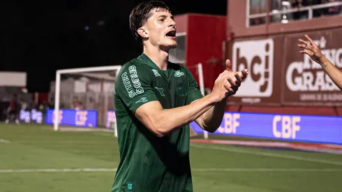  Tiago Coser jogador do Coritiba durante partida contra o Vila Nova-GO no estadio Onesio Brasileiro Alvarenga pelo campeonato Brasileiro B 2025. Foto: Mateus Dutra/AGIF
