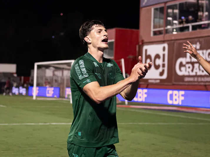 Tiago Cóser fala sobre disputa na defesa do Coritiba