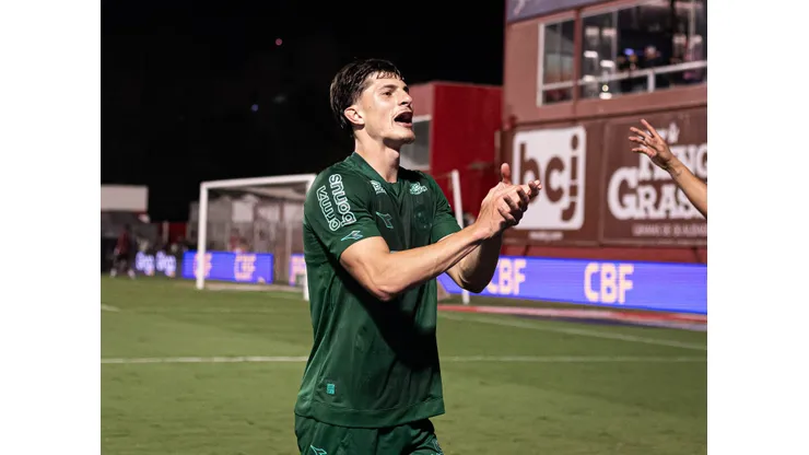 Tiago Coser jogador do Coritiba durante partida contra o Vila Nova-GO no estadio Onesio Brasileiro Alvarenga pelo campeonato Brasileiro B 2025. Foto: Mateus Dutra/AGIF