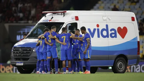 Alexandre jogador do Flamengo disputa lance com Alexandre jogador do Sampaio Correa tem convulsao durante partida no estadio Maracana pelo campeonato Carioca 2026. Foto: Andre Mourao/AGIF

