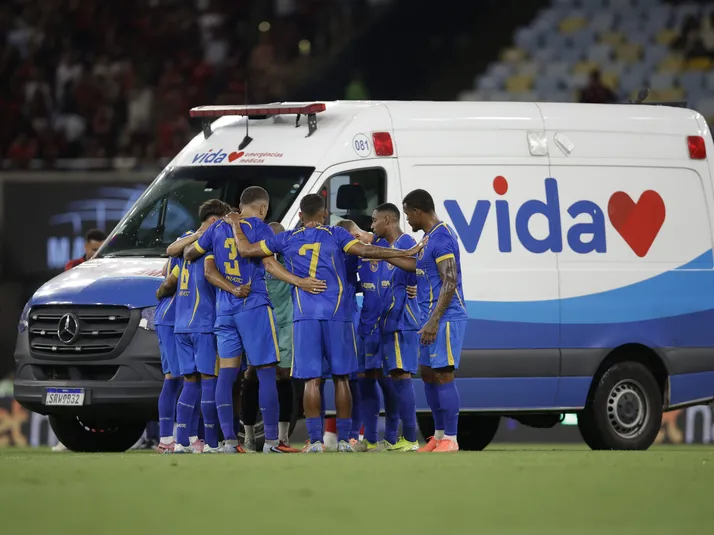 Alexandre, do Sampaio Corrêa, sofre convulsão em duelo contra o Flamengo