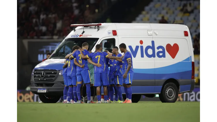 Alexandre jogador do Flamengo disputa lance com Alexandre jogador do Sampaio Correa tem convulsao durante partida no estadio Maracana pelo campeonato Carioca 2026. Foto: Andre Mourao/AGIF