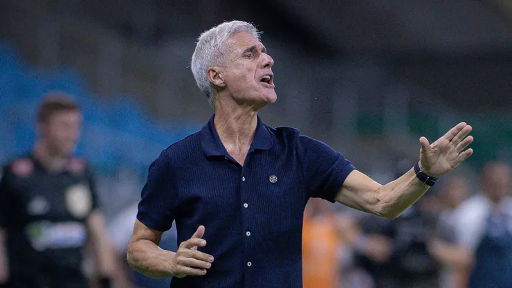 Luis Castro tecnico do Gremio durante partida contra o Sao Jose no estadio Arena do Gremio pelo campeonato Gaucho 2026. Foto: Maxi Franzoi/AGIF