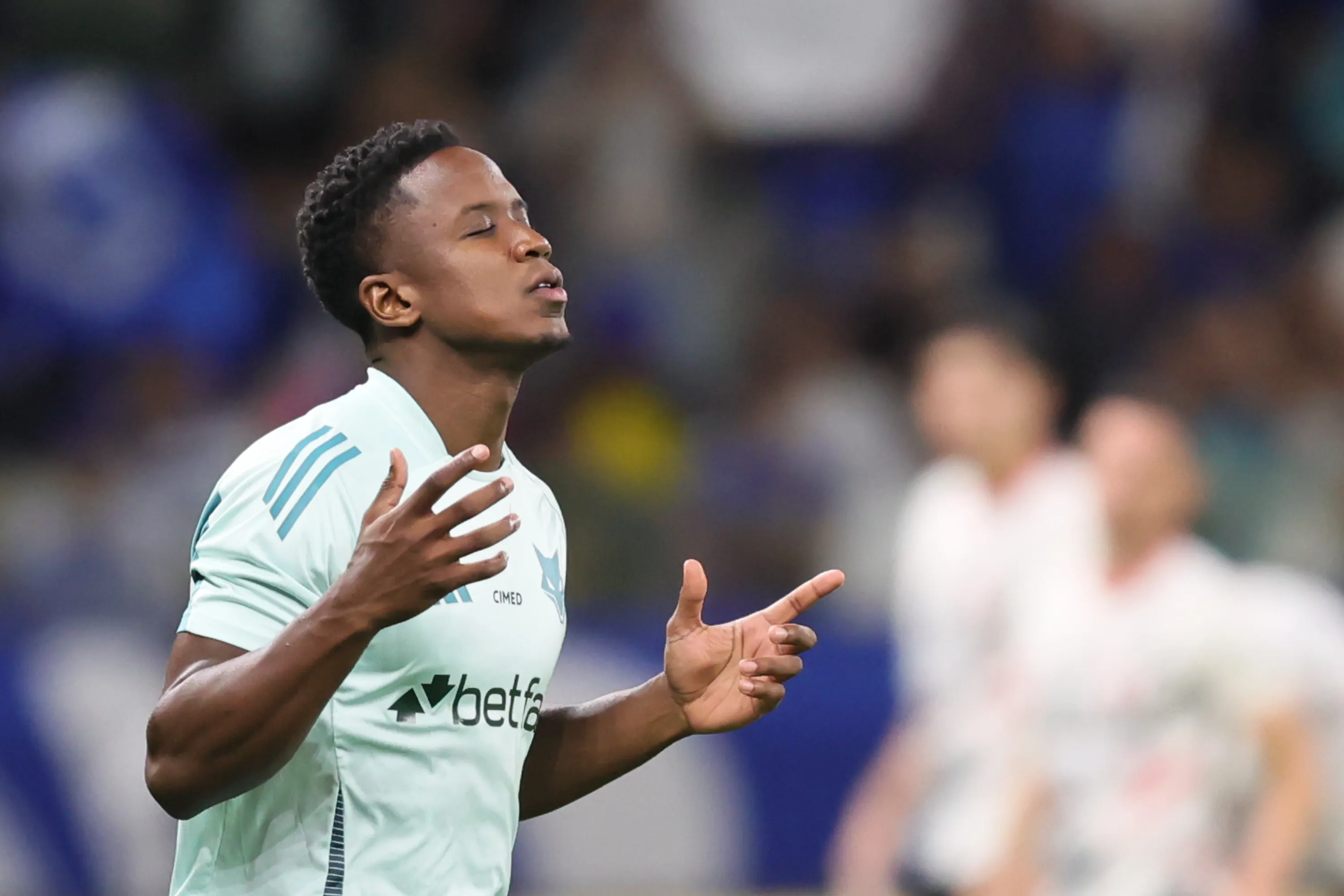 Sinisterra jogador do Cruzeiro durante aquecimento antes da partida contra o Sao Paulo no estadio Mineirao pelo campeonato Brasileiro A 2025. Foto: Gilson Lobo/AGIF