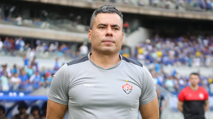 Jair Ventura tecnico do Vitoria durante partida contra o Cruzeiro no estadio Mineirao pelo campeonato Brasileiro A 2025. Foto: Gilson Lobo/AGIF