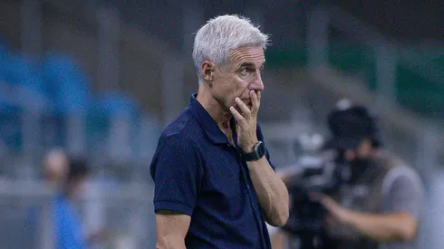 Luís Castro técnico do Grêmio durante partida contra o São José no estádio Arena do Grêmio pelo campeonato Gaúcho 2026. Foto: Maxi Franzoi/AGIF
