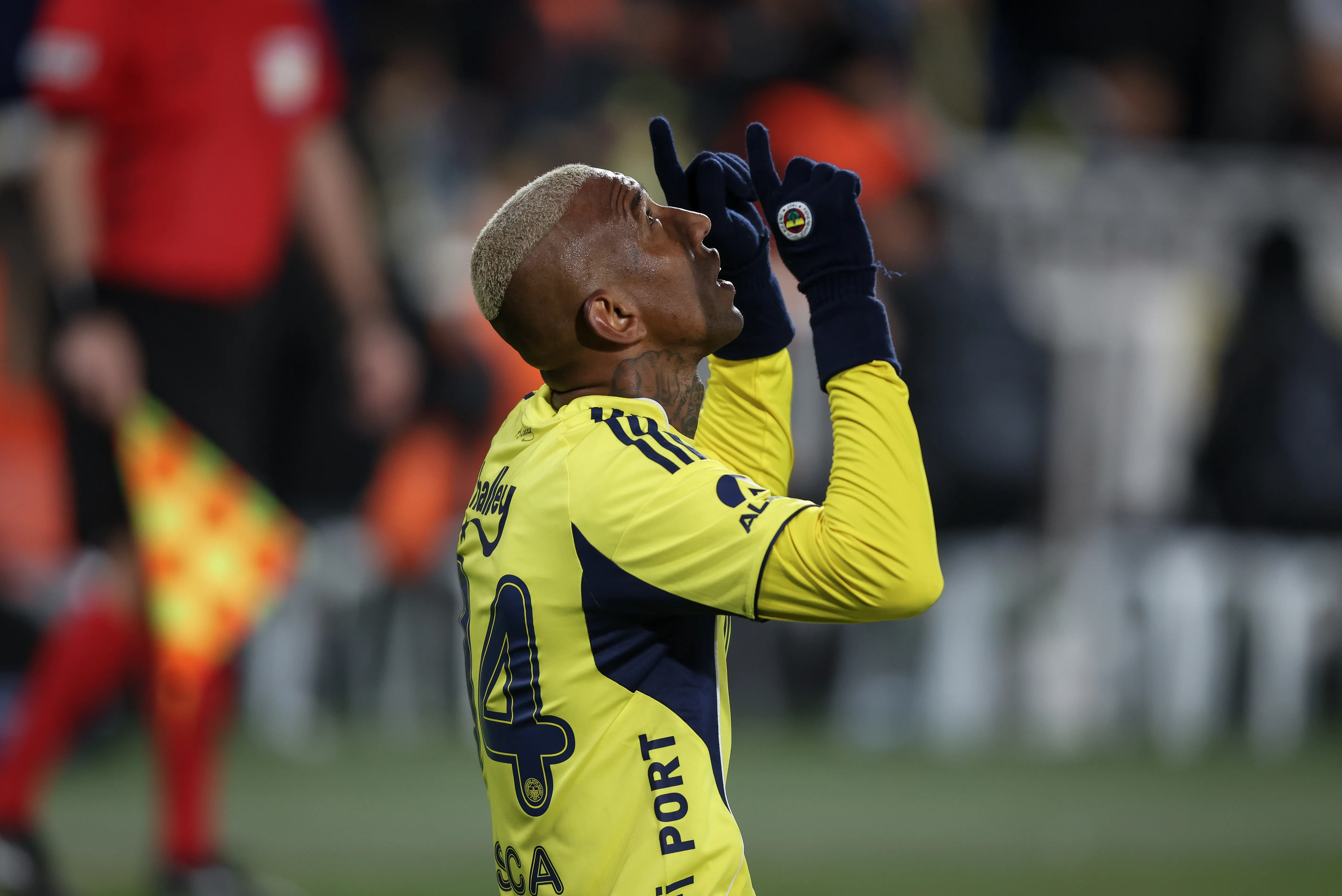 Anderson Talisca comemora gol pelo Fenerbahçe. Foto: Ahmad Mora/Getty Images
