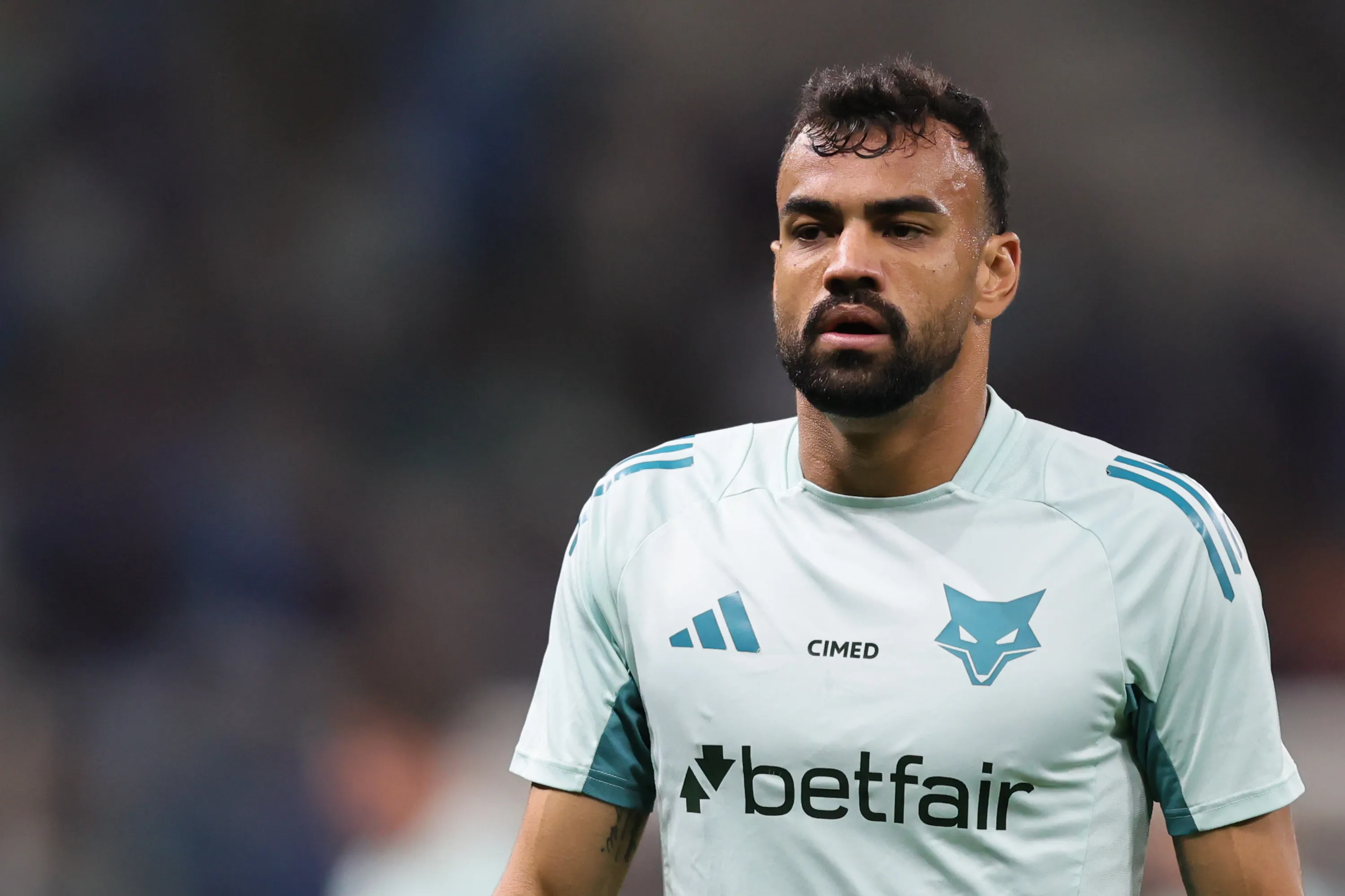Fabrício Bruno durante aquecimento antes da partida contra o Fortaleza no Campeonato Brasileiro de 2025. Foto: Gilson Lobo/AGIF
