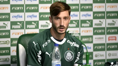 Matias Vina fala aos jornalista durante sua apresentacao oficial no Palmeiras em coletiva de imprensa no CT Academia de Futebol. Foto: Bruno Ulivieri/AGIF
