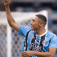Torcida do Grêmio compara Carlos Vinícius com Mbappé