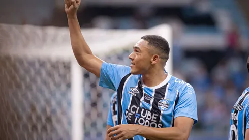 Carlos Vinícius comemorando gol em Grêmio x Novo Hamburgo. Foto: Maxi Franzoi/AGIF
