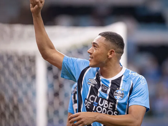 Torcida do Grêmio compara Carlos Vinícius com Mbappé