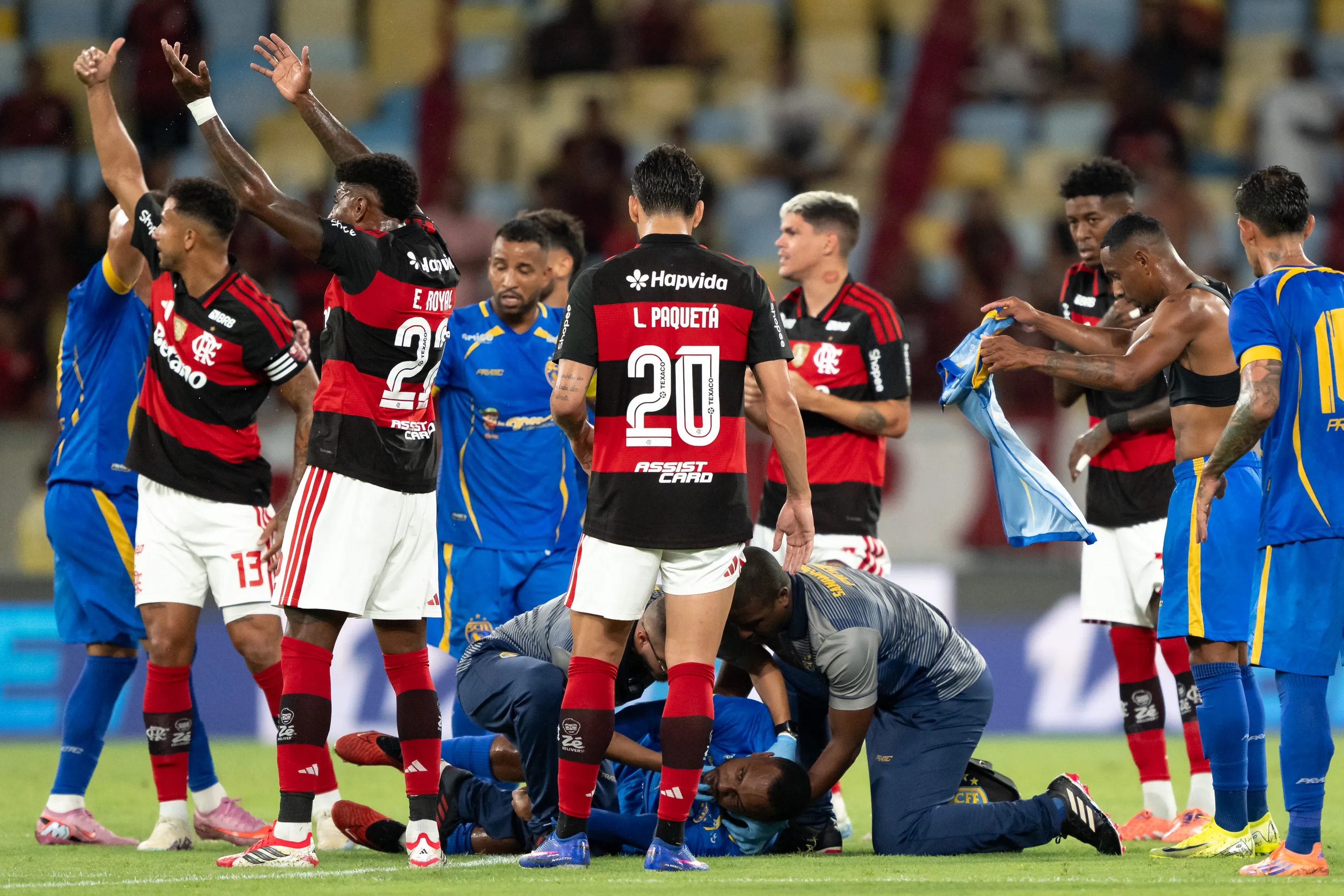 Alexandre jogador do Sampaio Correa desacordado durante partida contra o Flamengo no estadio Maracana pelo campeonato Carioca 2026.  Foto: Jorge Rodrigues/AGIF