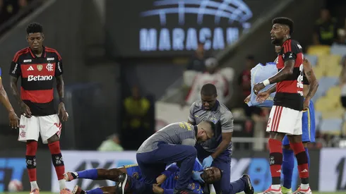  Alexandre jogador do Flamengo disputa lance com Alexandre jogador do Sampaio Correa tem convulsao durante partida no estadio Maracana pelo campeonato Carioca 2026. Foto: Andre Mourao/AGIF
