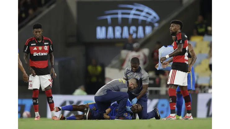 Alexandre jogador do Flamengo disputa lance com Alexandre jogador do Sampaio Correa tem convulsao durante partida no estadio Maracana pelo campeonato Carioca 2026. Foto: Andre Mourao/AGIF