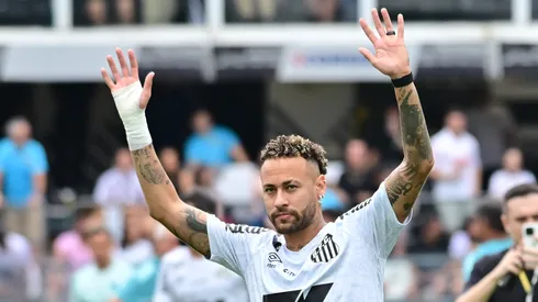 Neymar Jr jogador do Santos durante aquecimento antes da partida contra o Cruzeiro no estadio Vila Belmiro pelo campeonato Brasileiro A 2025. Foto: Jota Erre/AGIF

