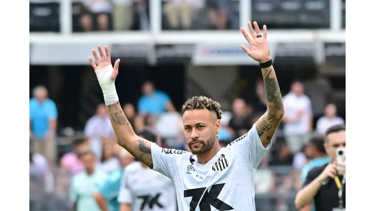 Neymar Jr jogador do Santos durante aquecimento antes da partida contra o Cruzeiro no estadio Vila Belmiro pelo campeonato Brasileiro A 2025. Foto: Jota Erre/AGIF