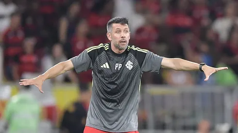 Paulo Pezzolano tecnico do Internacional durante partida contra o Flamengo no estadio Maracana pelo campeonato Brasileiro A 2026. Foto: Thiago Ribeiro/AGIF
